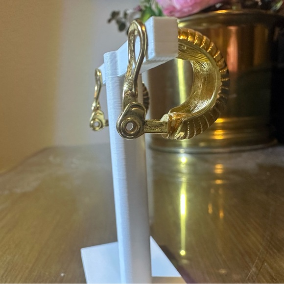 Gold Shell Design Earrings - Picture 3 of 3